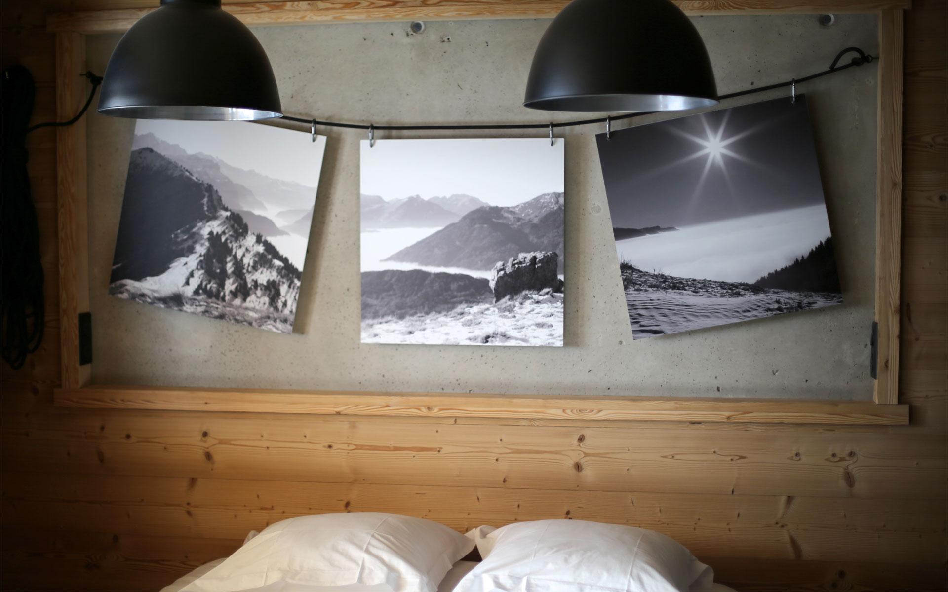 Tête de lit décorée avec des photographies en noir et blanc des alpes