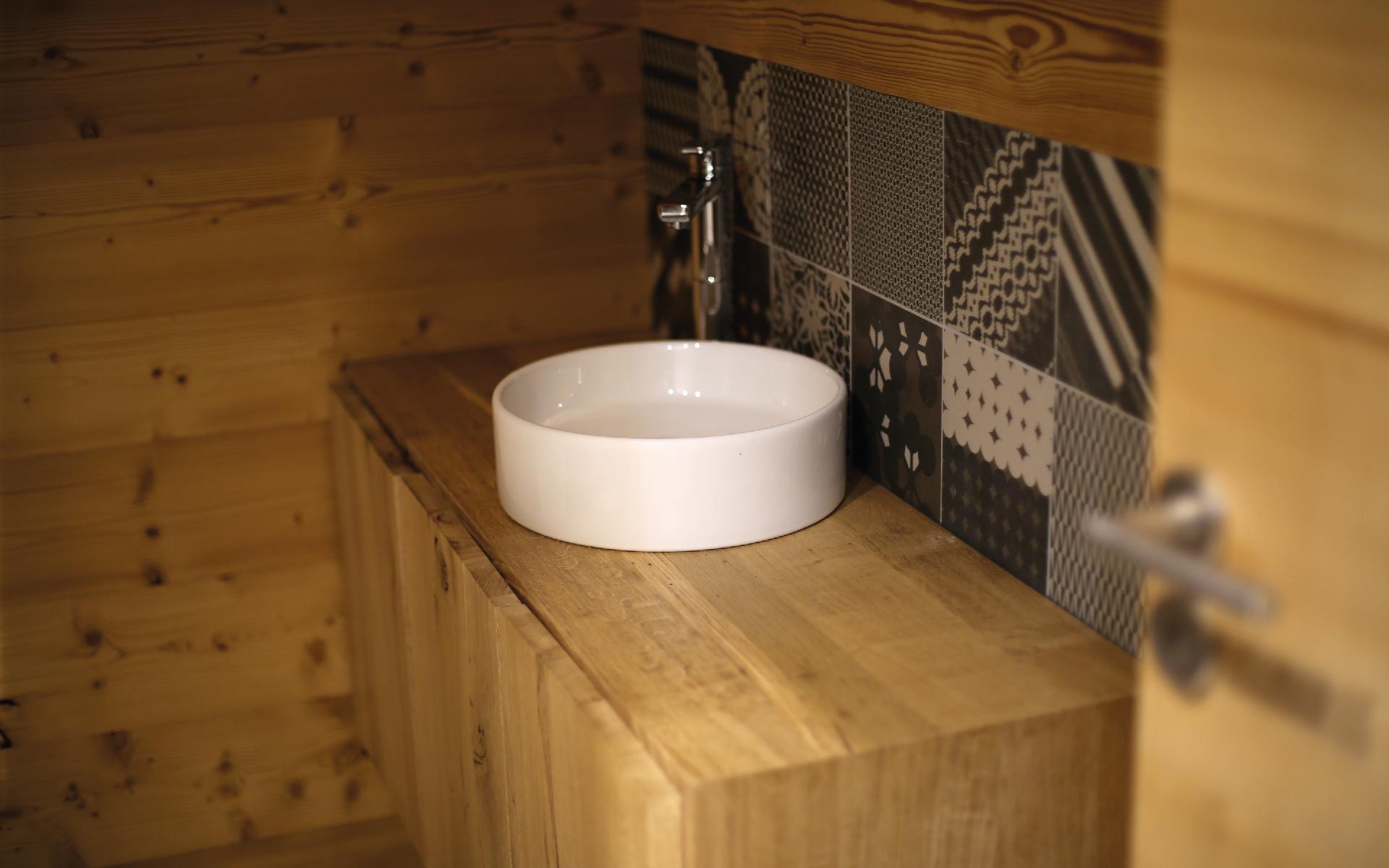 Vasque de la salle de bain en porcelaine sobre et élégante sur bois massif.